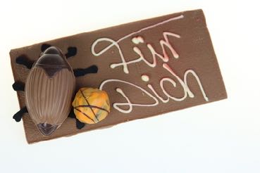 Preview: Dek. Tafel klein mit Maikäfer und Praline