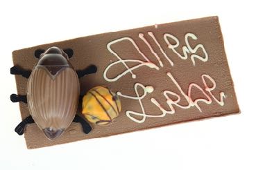 Dek. Tafel klein mit Maikäfer und Praline