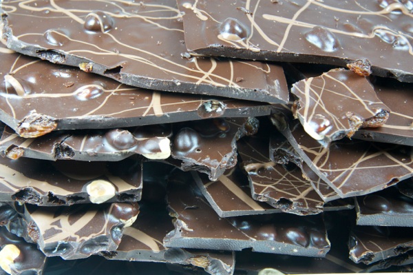 Bruchschokolade Zartbitterschokolade mit Rumtrauben und Haselnüssen  100g